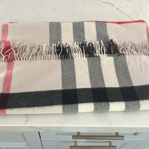 Burberry poncho wrap - Picture 7 of 9